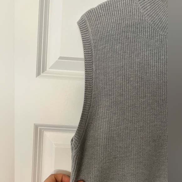 Women’s Amazon gray sleeveless knit sweater top. NEW! - Picture 3 of 5